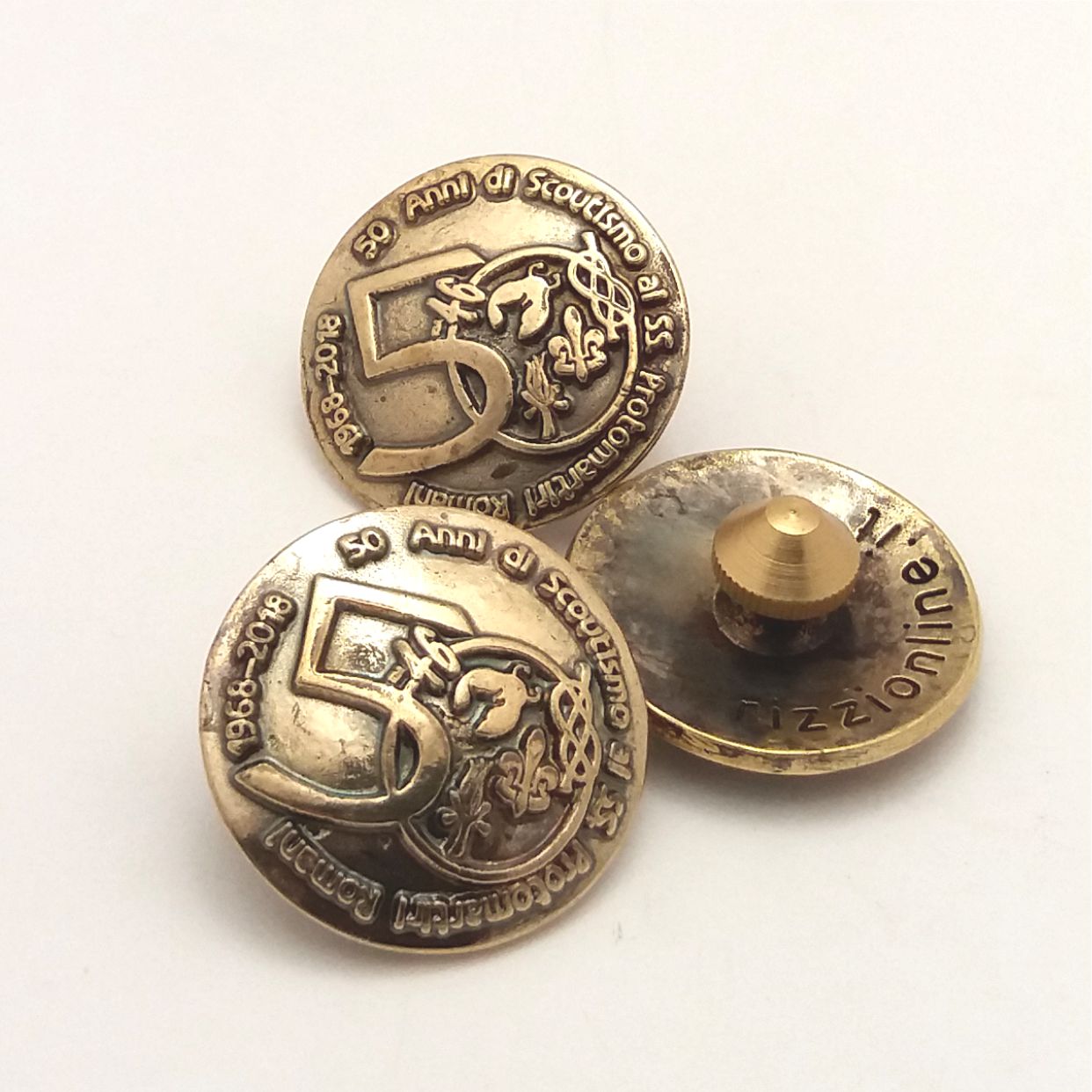 Distintivi per cintura in metallo ottonato ed anticato