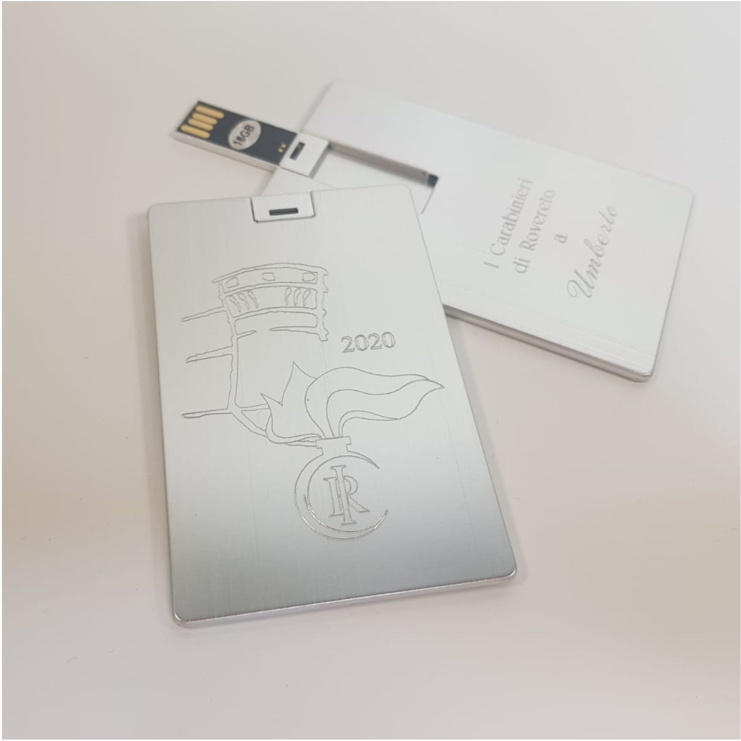USB in metallo con incisione